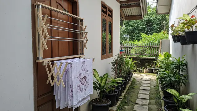 Ide Rak Jemuran Lipat untuk Belakang Rumah Sempit Model Lipat Gantung Pintu