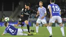 Gelandang Real Madrid, Isco, berusaha melewati gelandang Real Sociedad, Asier Illarramendi, pada laga La Liga di Stadion Anoeta, Minggu (17/9/2017). Real Madrid menang 3-1 atas Real Sociedad. (AP/STR)