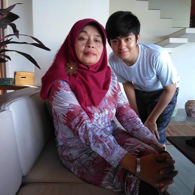 Jarang Tersorot, Ini 6 Momen Kedekatan Angga Yunanda dengan Sang Ibu