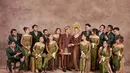 Di momen resepsi pernikahan, para bridesmaid Aaliyah Massaid mengenakan kebaya hijau dan kain batik sebagai rok yang senada dan serasi. [Foto: Instagram/septiningtyas]