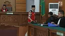 Gatot Brajamusti atau Aa Gatot saat menjalani sidang di PN Jakarta Selatan, Selasa (7/11). Dalam sidang ini Jaksa juga menghadirkan polisi yang melakukan penggeledahan di rumah Aa Gatot. (Liputan6.com/Herman Zakharia)