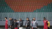 Kemenangan yang biasanya ditutup dengan nyanyian Tanah Airku diganti dengan mengheningkan cipta. Bima Sakti dan skuadnya pun juga langsung meninggalkan lapangan setelah itu. (Bola.com/Bagaskara Lazuardi)