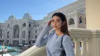 Bertolak ke Qatar untuk mendukung Indonesia, khususnya Marselino Ferdinan, Nadia Raisya juga menjadikan momen tersebut untuk liburan. Ini adalah potret Nadia Raisya di Place Vendome, Qatar. Kenakan busana warna biru muda yang selaras dengan langit Qatar pada saat itu, hasil foto lawan main Esta Pramanita di sinetron Love Story the Series ini bagus dan tentunya estetik. (Liputan6.com/IG/@nadiaraysa)