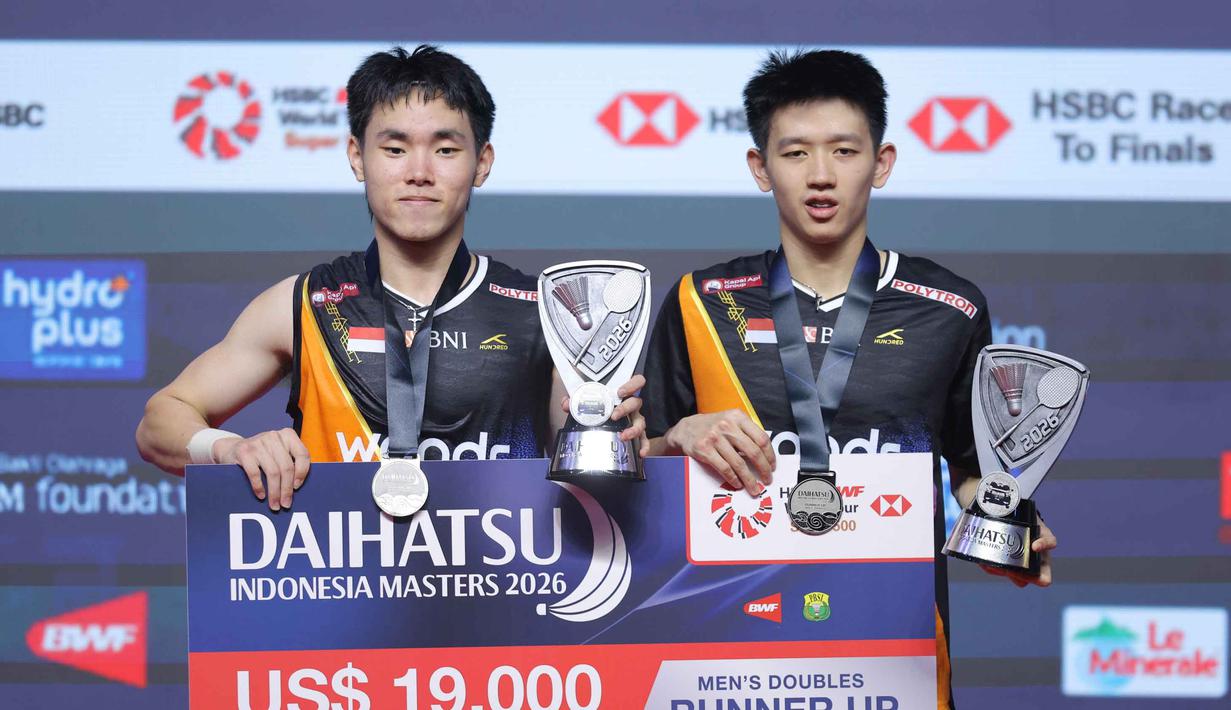Hasil ini memperpanjang catatan negatif sektor ganda putra Indonesia di kandang sendiri. Tampak dalam foto, pebulu tangkis ganda putra Indonesia, Raymond Indra/Nikolaus Joaquin usai bertanding melawan wakil Malaysia, Goh Sze Fei/Nur Izzuddin Rumsani pada final Indonesia Masters 2026 di Istora Gelora Bung Karno, Senayan, Jakarta, Minggu (25/1/2026). (Bola.com/Bagaskara Lazuardi)