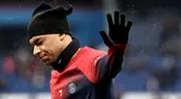 Kylian Mbappe menolak tawaran mediasi dengan mantan klubnya, Paris Saint-Germain (PSG), mengenai perselisihan mereka terkait gaji dan bonus yang belum dibayarkan. (AFP/Franck Fife)