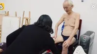 Seorang kakek berusia 88 tahun tak diakui keluarganya karena menjadi model telanjang untuk dilukis. (Doc: Medium)