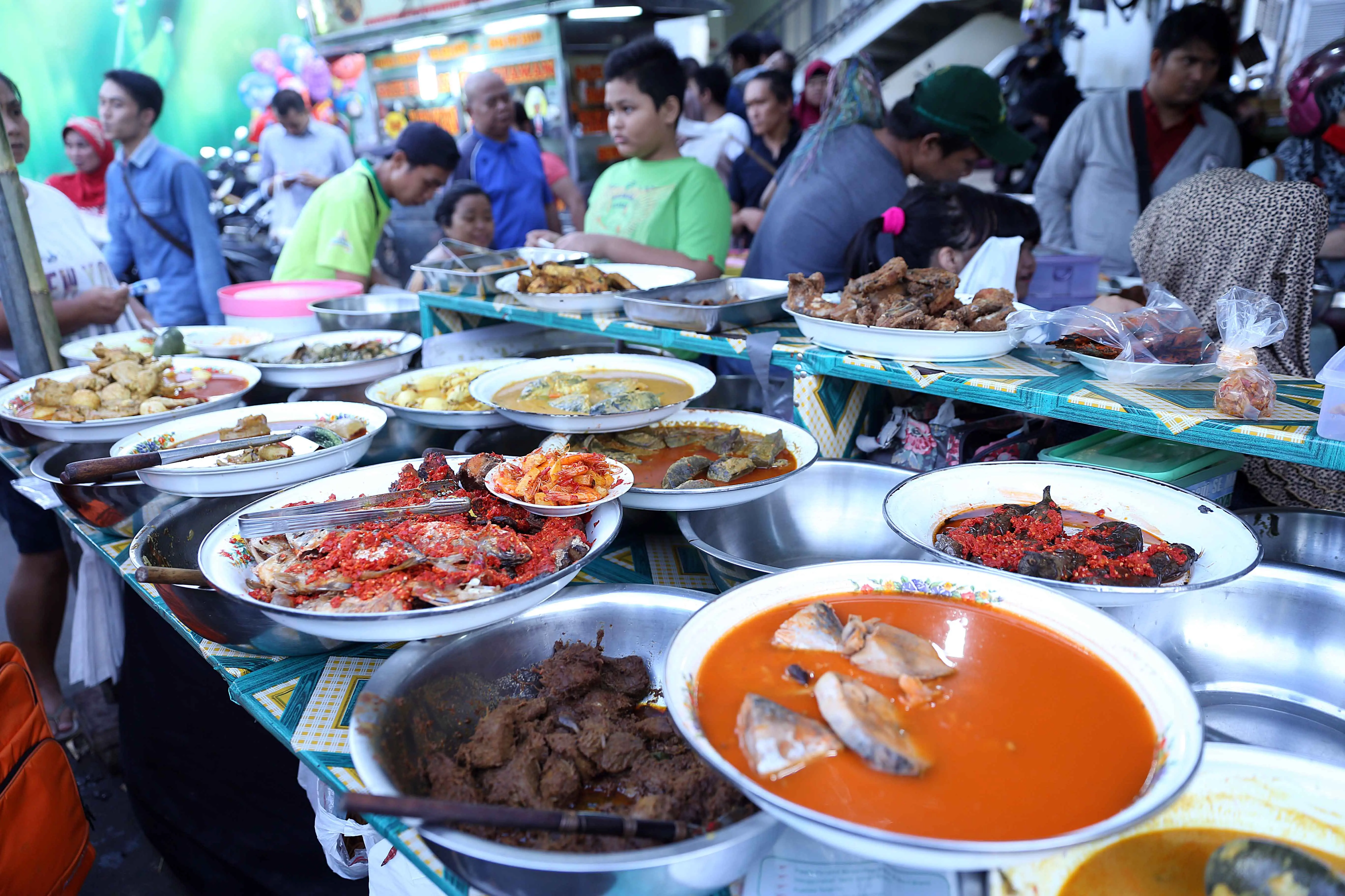 Menu buka puasa di pasar kaget Bendungan Hilir, Jakarta.| (Nurwahyunan/Bintang.com)