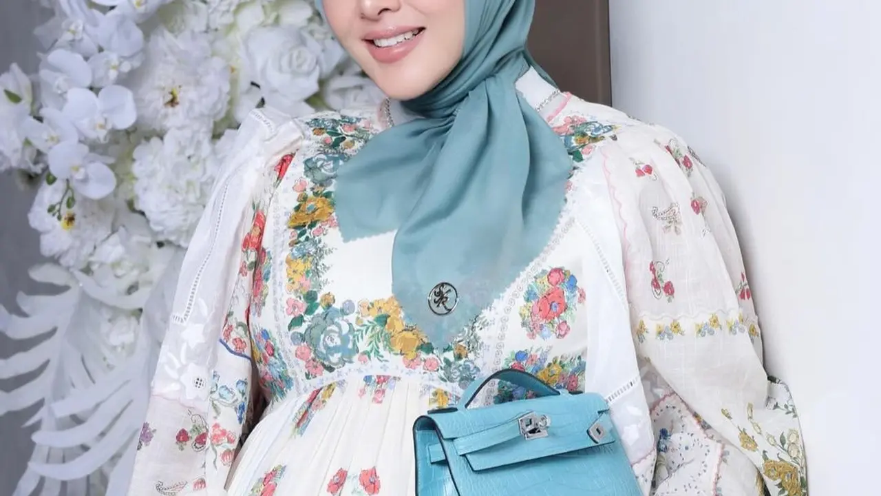 Gaya Bumil Terbaru Syahrini dengan Tenteng Tas Hermes Biru Muda, Spill Jenis Kelamin Anak Pertamanya?