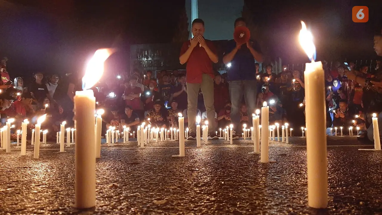 Aliansi Suporter Indonesia doa bersama usai tragedi Kanjuruhan (Liputan6.com/Fauzan)