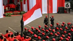 Ketua Bidang Ideologi dan Kaderisasi Partai Demokrasi Indonesia Perjuangan (PDIP) Djarot Saiful Hidayat memimpin Upacara Hari Lahir Pancasila di Jakarta, Minggu (1/6/2025). (LIputan6.com/Herman Zakharia)