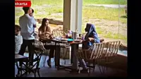 Adab Selvi Ananda Ajak Pengasuh Anaknya Makan di Satu Meja Tuai Pujian.&nbsp; foto: TikTok @gemini.alx