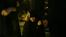 Ekspresi seorang wanita saat berdoa pada malam Ramadan di Teheran, Iran (16/6). Mereka percaya bahwa malam Lailatul Qadar jatuh pada tanggal 19, 21 atau 23 Ramadan. (AP Photo/Vahid Salemi)