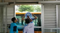 BNN memasang stiker stop narkoba di bus dan halte Transjakarta (Liputan6.com/ Nanda Perdana Putra)