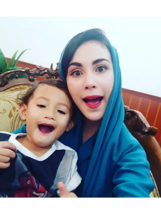 6 Potret Kebersamaan  Arumi Bachsin dan Kedua Anaknya