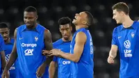 Pemain Prancis Kylian Mbappe (tengah) bercanda dengan Marcus Thuram (kiri) saat sesi latihan di Stadion Jassim Bin Hamad, Doha, Qatar, 28 November 2022. Prancis akan melawan Tunisia di Piala Dunia pada 30 November 2022. (AP Photo/Christophe Ena)