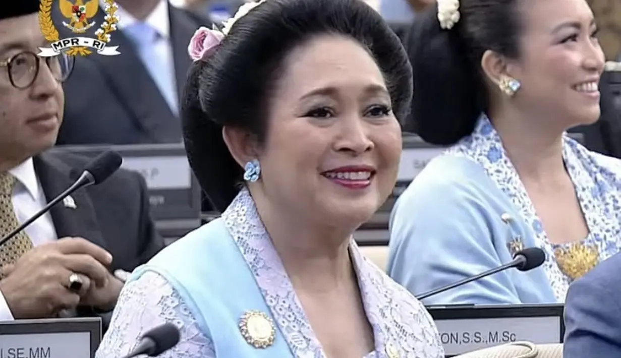 Seperti biasanya, rambutnya ditata sanggul klasik Jawa. Dihiasi bunga melati dan bunga mawar ungu pada sanggulnya. [Youtube MPR]