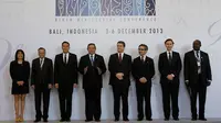 Presiden SBY tampak berfoto dengan Dirjen WTO Roberto Azevedo dan beberapa peserta konferensi (Rumgapres/Abror Riski)