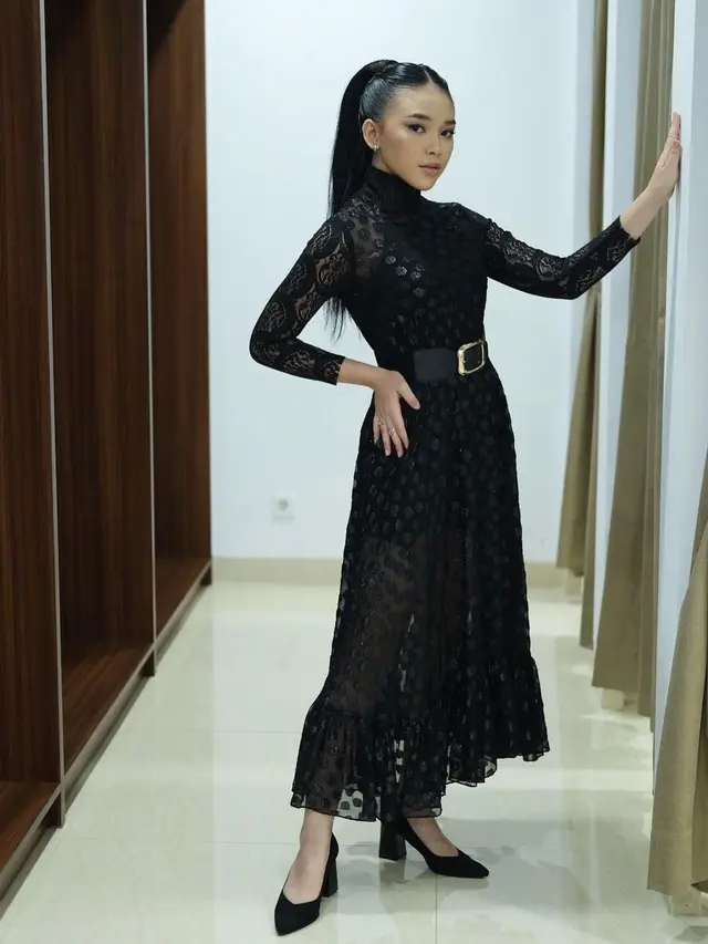 Potret Anneth Delliecia pacar Betrand Peto Putra Onsu dalam balutan outfit hitam (Foto: Instagram anneth.dlc)