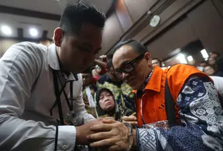 Sebelumnya, Immanuel Ebenezer alias Noel bersama sepuluh orang lainnya ditetapkan sebagai tersangka setelah terjaring dalam operasi tangkap tangan KPK pada 20-21 Agustus 2025. Tampak dalam foto, bekas Wakil Menteri Ketenagakerjaan, Immanuel Ebenezer (kanan) sesaat sebelum mengikuti sidang lanjutan dugaan kasus pemerasan dalam pengurusan sertifikat K3 dimulai di Pengadilan Tindak Pidana Korupsi (Tipikor) Jakarta, Senin (2/2/2026). (Kapanlagi.com/Budy Santoso)