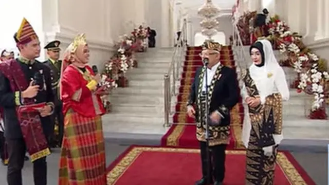 Gaya Kompak Wapres Ma'ruf Amin dan Istri Kenakan Pakaian Adat Bernuansa Monokrom di Upacara ke-77 RI