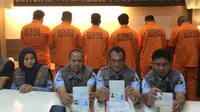 Imigrasi Jakarta Timur Amankan 12 WNA Bermasalah di Apartemen, Rabu (18/1/2017). (Nanda Perdana Putra/Liputan6.com)