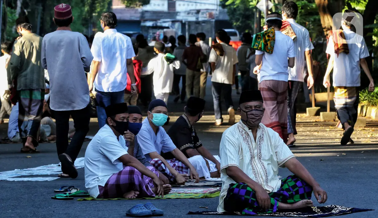 Warga usai melaksanakan salat Idul Fitri 1441 H berjemaah di Masjid Jami Assa'Dah kebayoran Lama, Jakarta, Sabtu (24/5/2020). Warga yang hendak salat Id diwajibkan untuk menerapkan protokol kesehatan. (Liputan6.com/Johan Tallo)