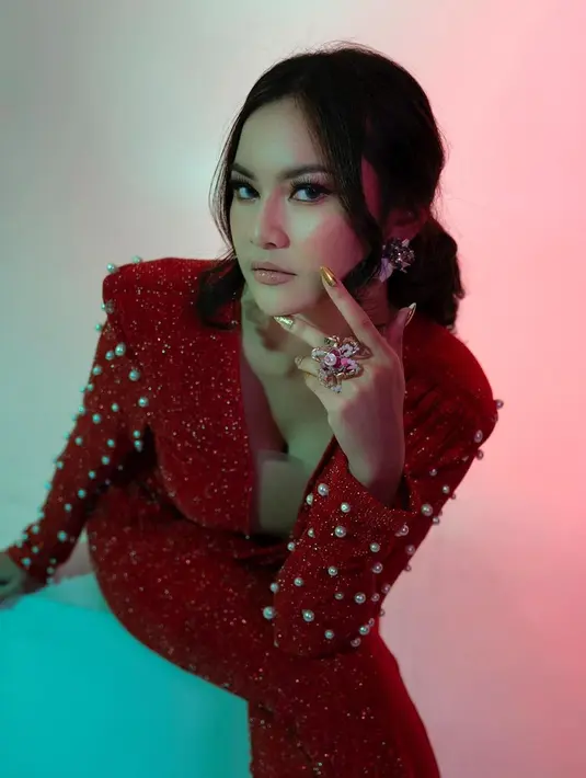 Kembali mengenakan outfit berwarna merah, kali ini Mahalini Raharja mengenakannya dalam potongan jumpsuit. Detail kristal dan mutiara pada keseluruhan bagian outfit membuat penampilan Mahalini terlihat mahal. (instagram/mahaliniraharja)