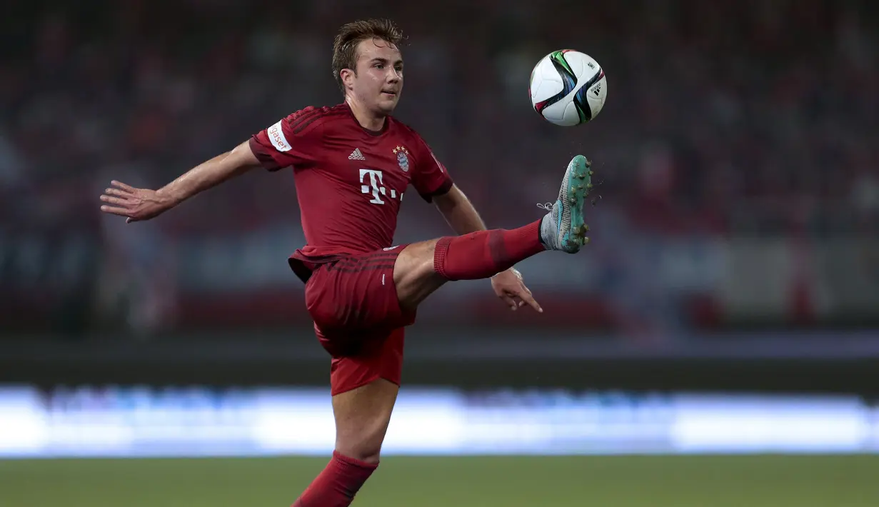  Gelandang Bayern Muenchen, Mario Gotze berusaha mengontrol bola saat Football Summit 2015 di Stadion Shanghai, Cina, Selasa, (21/07 2015). Bayern menang atas Inter Milan dengan skor 1-0. (REUTERS/Aly Lagu)