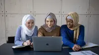 Ketiga sosok wanita berhijab ini sukses mendobrak batasan dan stereotip. (pexels:mostera).