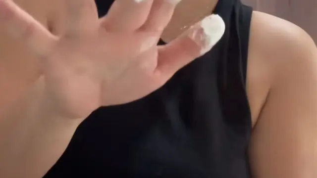 Meira Anastasia takut dengan tekstur tepung maizena. (credit: instagram.com/meiranastasia)