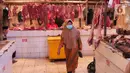 <p>Pembeli melewati deretan daging sapi di Pasar Senen, Jakarta, Selasa (26/4/2022). Harga sejumlah bahan pangan di Jakarta terpantau mengalami kenaikan jelang Lebaran, di antaranya daging sapi dan ayam. (Liputan6.com/Angga Yuniar)</p>