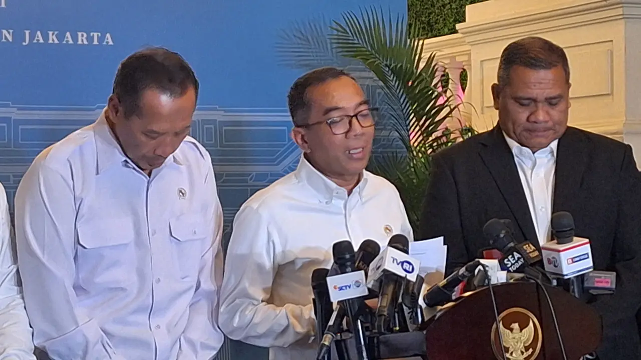 Menteri Pendidikan Tinggi, Sains, dan Teknologo Brian Yuliarto usai mendampingi Prabowo dalam pertemuan bersama para rektor perguruan tinggi di Istana Kepresidenan Jakarta.