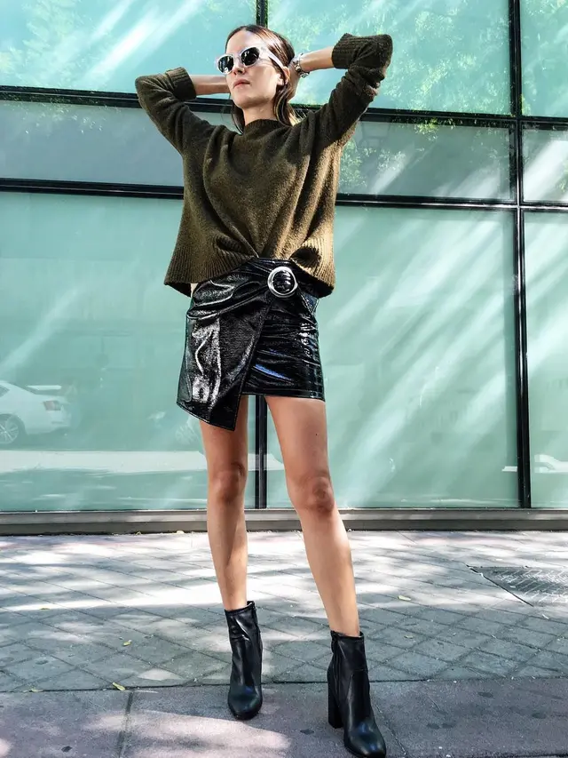Untuk Outfit Malam Minggu, Ini 5 Tips Pakai Patent Leather Skirt