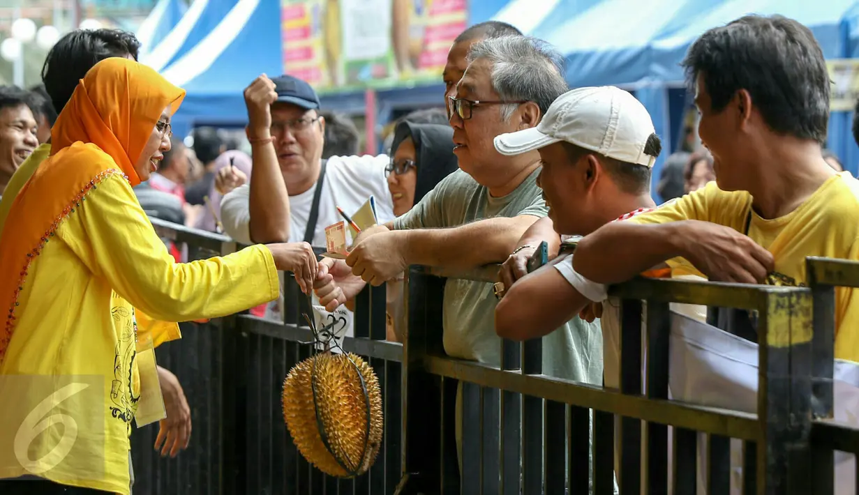 Salah satu pengunjung membeli durian saat acara Durian Fair 2016 di Blok M Square, Jakarta, Sabtu (27/2). Acara yang dibuka oleh Wakil Wali Kota Jakarta Selatan Irmansyah itu akan berlangsung hingga 6 Maret 2016. (Liputan6.com/Yoppy Renato)