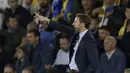 Pelatih Inggris, Gareth Southgate menginstruksikan pemainnya saat bertanding melawan Kosovo pada pertandingan grup A Kualifikasi Euro 2020 di Stadion St Mary di Southampton (10/9/2019). Inggris menang telak atas Kovoso 5-3. (AP Photo/Matt Dunham)
