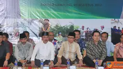 Citizen6, Lampung: Menteri Kelautan dan Perikanan, Sharif C.Sutardjo meninjau dan memberikan bantuan dalam rangka kegiatan Safari Ramadan kepada nelayan di PPP Lempasing, Lampung Selatan, Lampung pada, Minggu (5/8). (Pengirim: Efrimal Bahri)