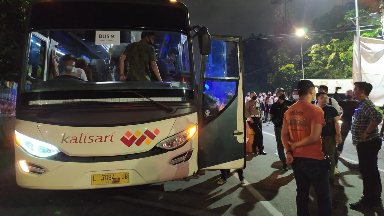 Massa HMI di depan lokasi kongres di Surabaya diangkut dengan bis ke tempat penampungan. (Dian Kurniawan/Liputan6.com)