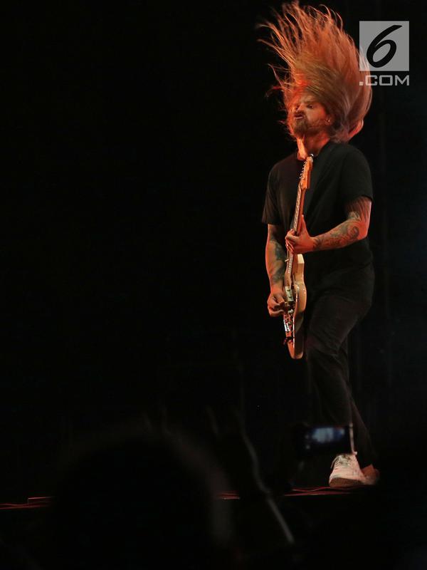 Penampilan gitaris The Used, Joey Bradford menghibur penggemarnya dalam acara 