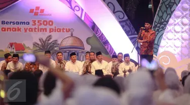 Presiden Jokowi (kanan) berbicara dihadapan anak yatim piatu ketika menghadiri buka bersama yang diselenggarakan oleh anggota Himpunan Bank-Bank Negara (Himbara) di Jakarta Convention Centre, Jakarta, Kamis (2/7/2015). (Liputan6.com/Faizal Fanani)