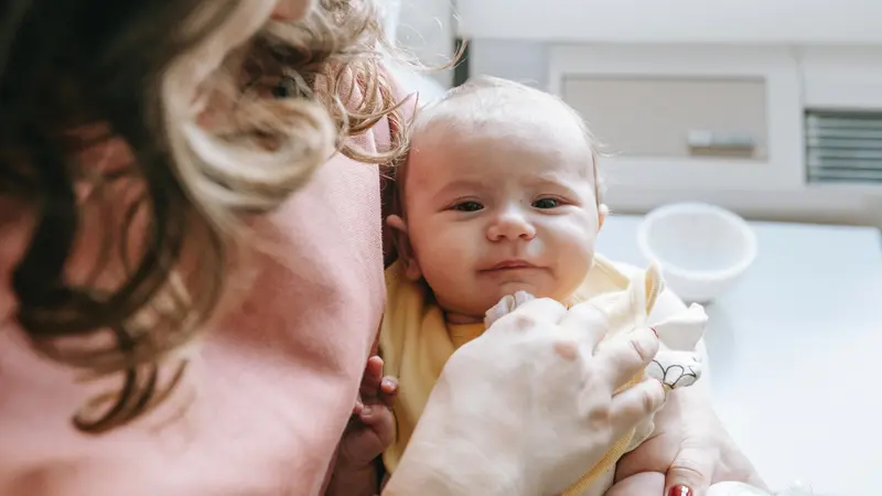 Pastikan Bersih, Ketahui Cara Mencuci Botol Susu Bayi dari Manual Hingga Mesin