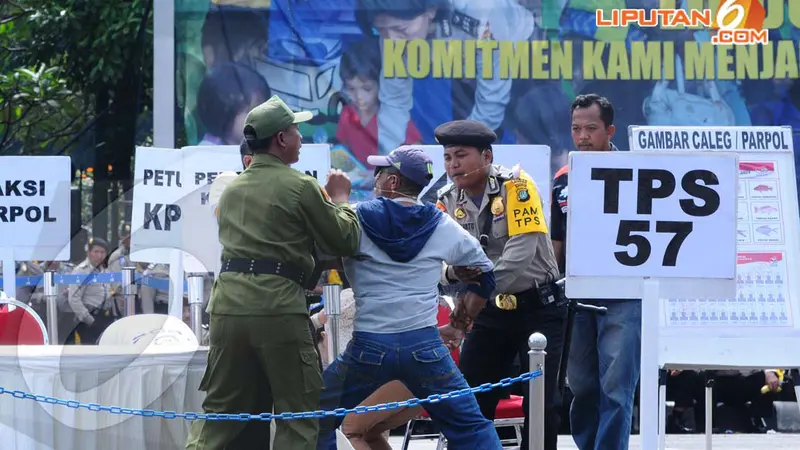 [FOTO] Ini Cara Polisi Atasi Kerusuhan di TPS