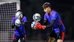 Kiper Timnas Panama U-17, Said David (kanan) dan Manuel Romro saat melakukan latihan resmi menjelang matchday kedua Grup A Piala Dunia U-17 2023 melawan Timnas Indonesia U-17 di Lapangan Thor, Wonokromo, Surabaya, Minggu (12/11/2023). (Bola.com/Bagaskara Lazuardi)