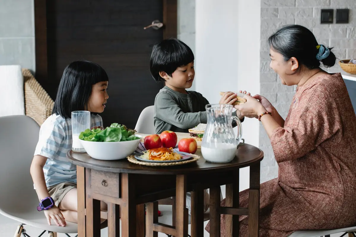 Mengonsumsi Aneka Macam Makanan Sehat