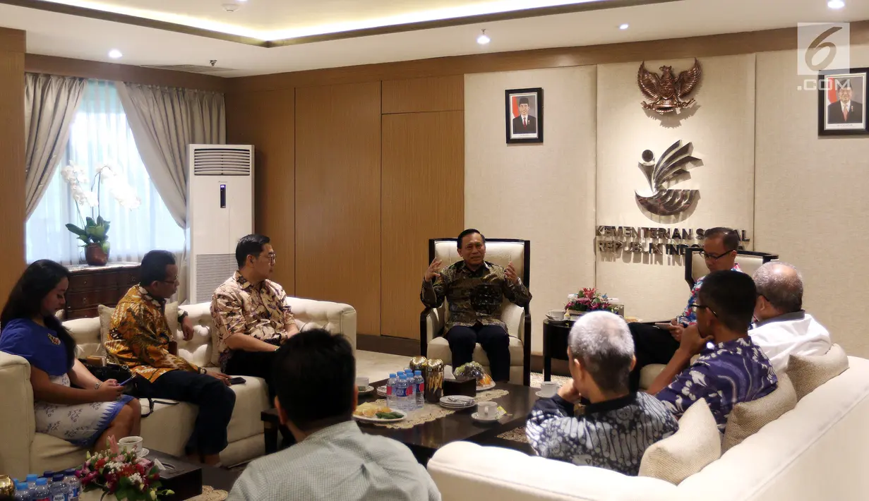Direktur Utama Indosiar Imam Sudjarwo memberi paparan saat bertemu Menteri Sosial Agus Gumiwang Kartasasmita di Kementerian Sosial, Jakarta, Selasa (18/12). Kunjungan membahas kerja sama di sektor media. (Liputan6.com/JohanTallo)