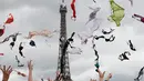 Puluhan wanita melemparkan bra mereka ke udara saat mengikuti acara tahunan "Pink Bra Toss" di depan Menara Eiffel, Paris, Minggu (13/5). Aksi yang diselenggarakan Pink Bazaar ini untuk meningkatkan kesadaran mengenai kanker payudara. (AP/Christophe Ena)