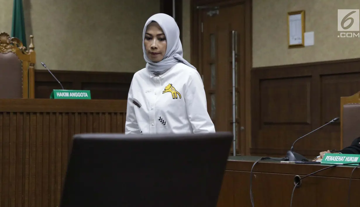 Terdakwa dugaan suap terhadap anggota DPR Bowo Sidik Pangarso yang juga Marketing Manager PT HTK, Asty Winasti saat sidang pembacaan putusan di Pengadilan Tipikor, Jakarta, Rabu (21/8/2019). Asty divonis bersalah dan dihukum 1,5 tahun penjara, denda Rp50 juta. (Liputan6.com/Helmi Fithriansyah)