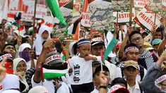 Massa Komite Nasional untuk Rakyat Palestina (KNRP) menggelar aksi di depan gedung Kedubes Amerika Serikat, Jakarta, Minggu (16/11/2014). (Liputan6.com/Faizal Fanani)