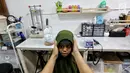 Seorang pasien anak usai dipasang bola mata palsu anak di Klinik Ilyarsi Okularis, Villa Bintaro Indah, Tangsel, Selasa (15/5). Sebanyak 23 mata palsu dibagikan secara gratis pada Gerakan 1.000 Mata Palsu Gratis. (Liputan6.com/Fery Pradolo)