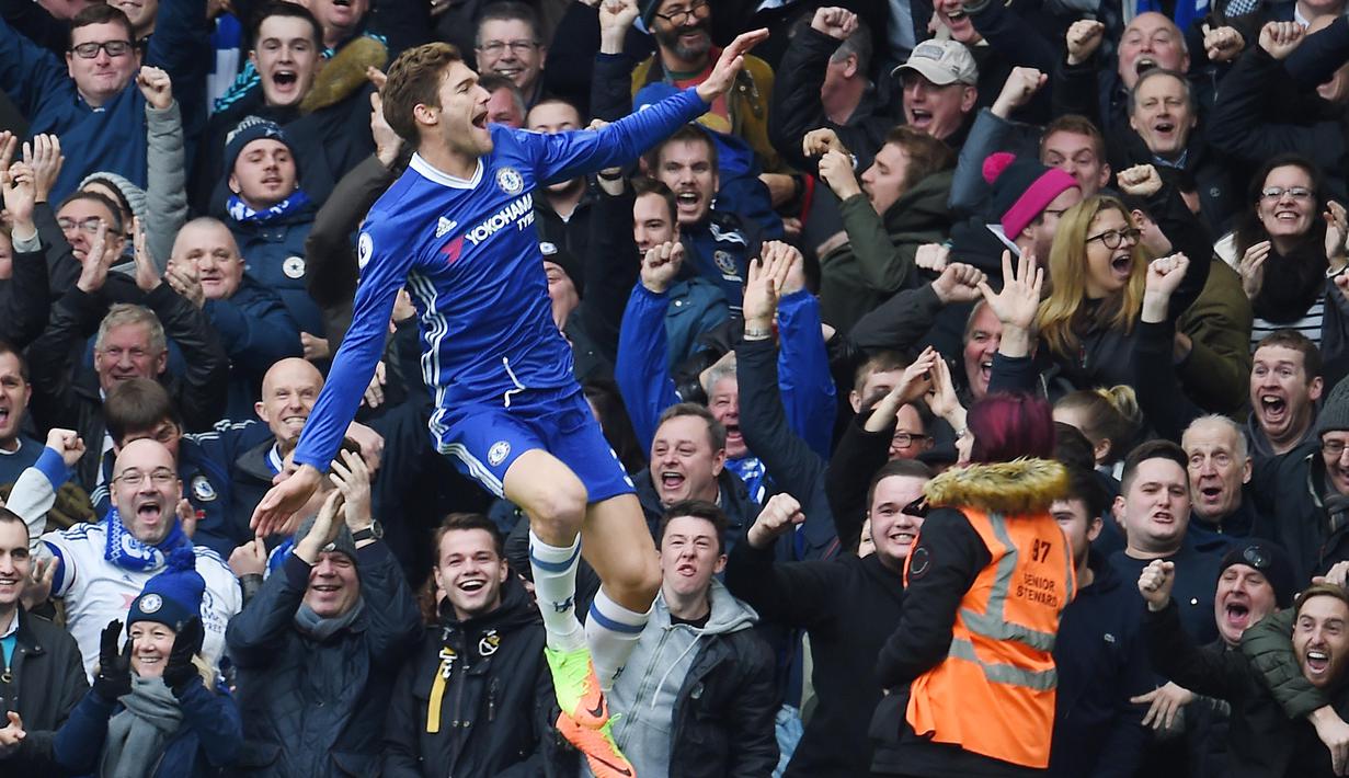 Aksi pemain Chelsea, Marcos Alonso  merayakan gol usai membobol gawang Burnlaey pada lanjutan Premier League di Turf Moor stadium, Burnley (12/2/2017).  Chelsea bermain imbang 1-1 lawan Burnley. (EPA/Andy Rain)