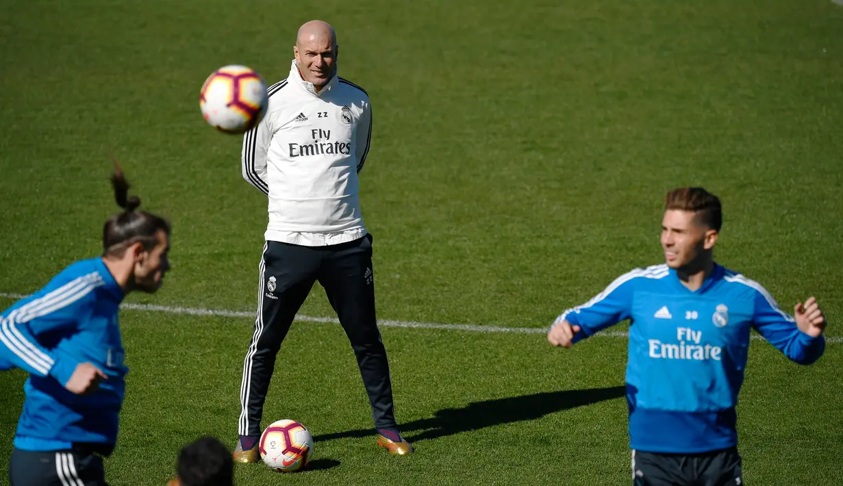 Pelatih Real Madrid Zinedine Zidane melihat kiper Luca Zidane dan Gareth Bale berlatih di fasilitas pelatihan Valdebebas di Madrid (15/3). Real Madrid akan bertanding melawan Celta Vigo pada lanjutan La Liga Spanyol. (AFP Photo/Gabriel Bouys)